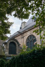 5th-arrondissement;-Arched-window;-Ashlar-stone;-Bell-tower;-Chevet;-Church-of-Saint-Médard;-Climbing-rose;-Flamboyant-Gothic;-Foliage;-France;-Gothic-architecture;-Historic-monument;-Ivy;-Kaleidos;-Kaleidos-images;-La-parole-à-limage;-Mouffetard-district;-Paris;-Places-of-worship;-Religious-heritage;-Rue-Mouffetard;-Slate-roof;-Spire;-Square;-Stories-Pictures;-Tarek-Charara